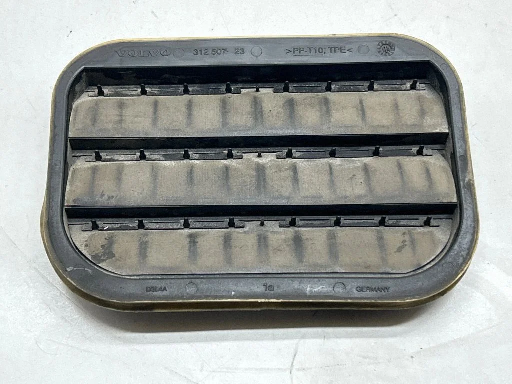 Quarter panel pressure vent 31250723