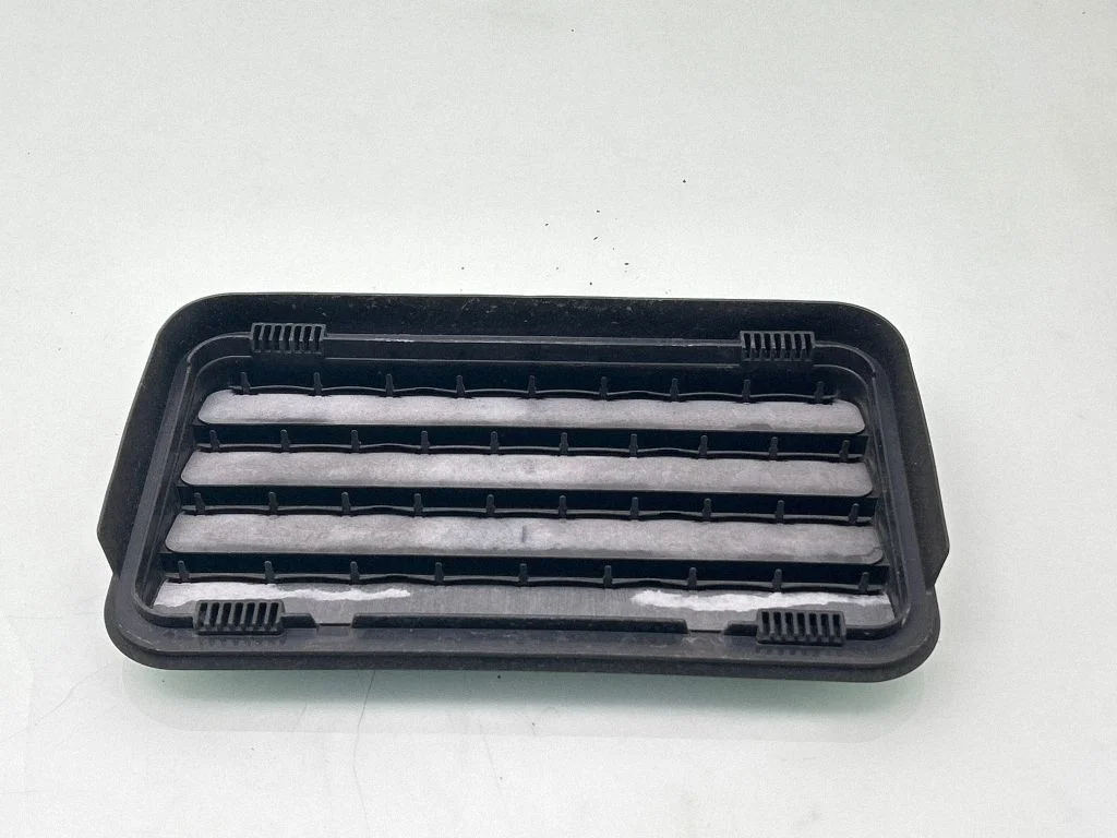 Quarter panel pressure vent 768044JG0D