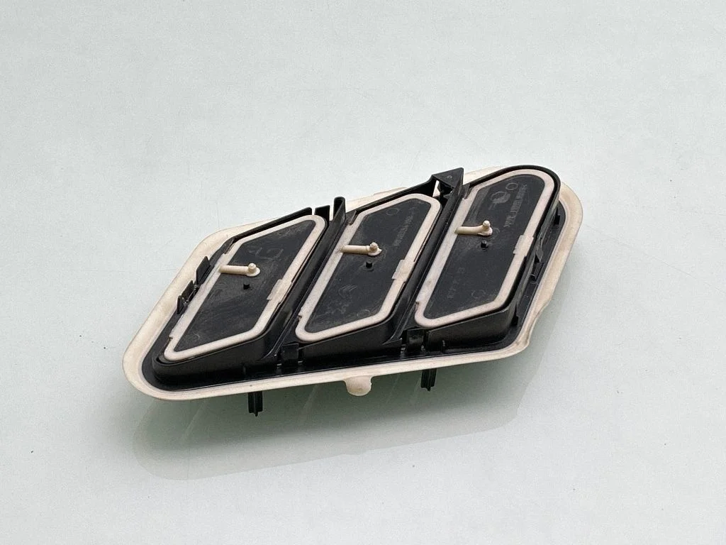 Quarter panel pressure vent 9818354180