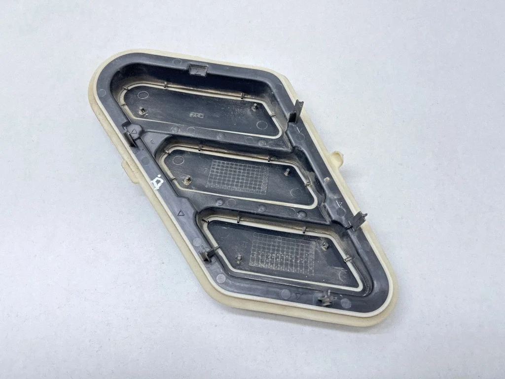 Quarter panel pressure vent 9818353980