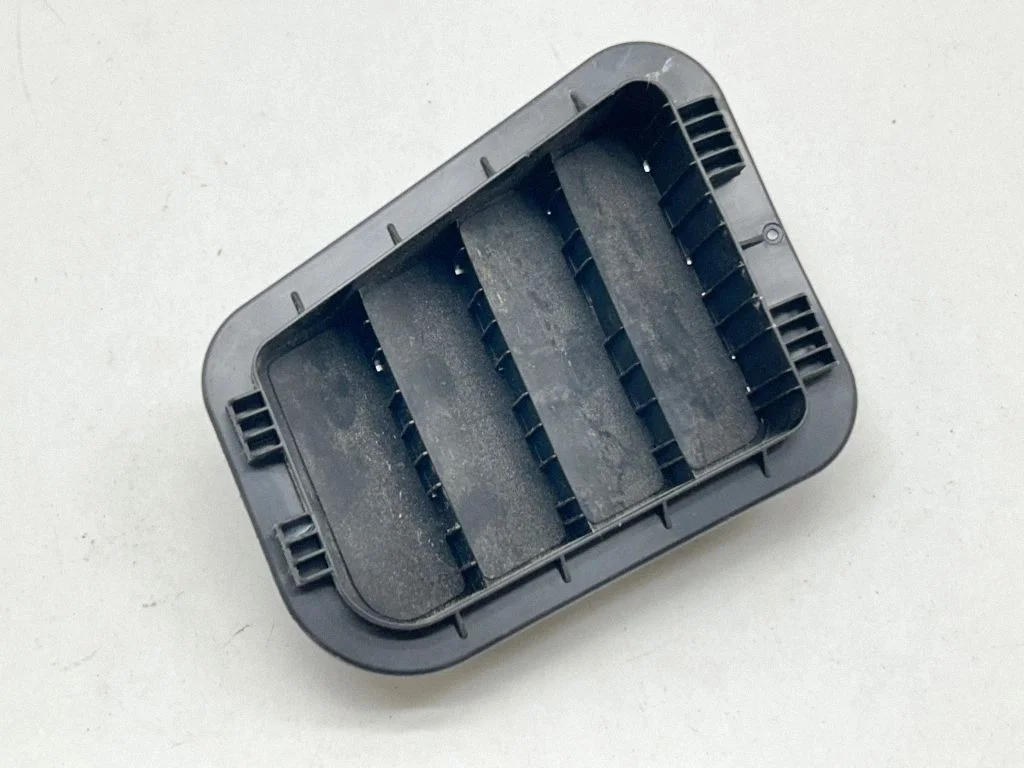 Quarter panel pressure vent – rear left