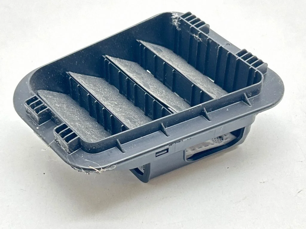 Quarter panel pressure vent – rear right