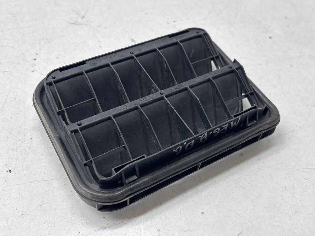 Quarter panel pressure vent 7700838358