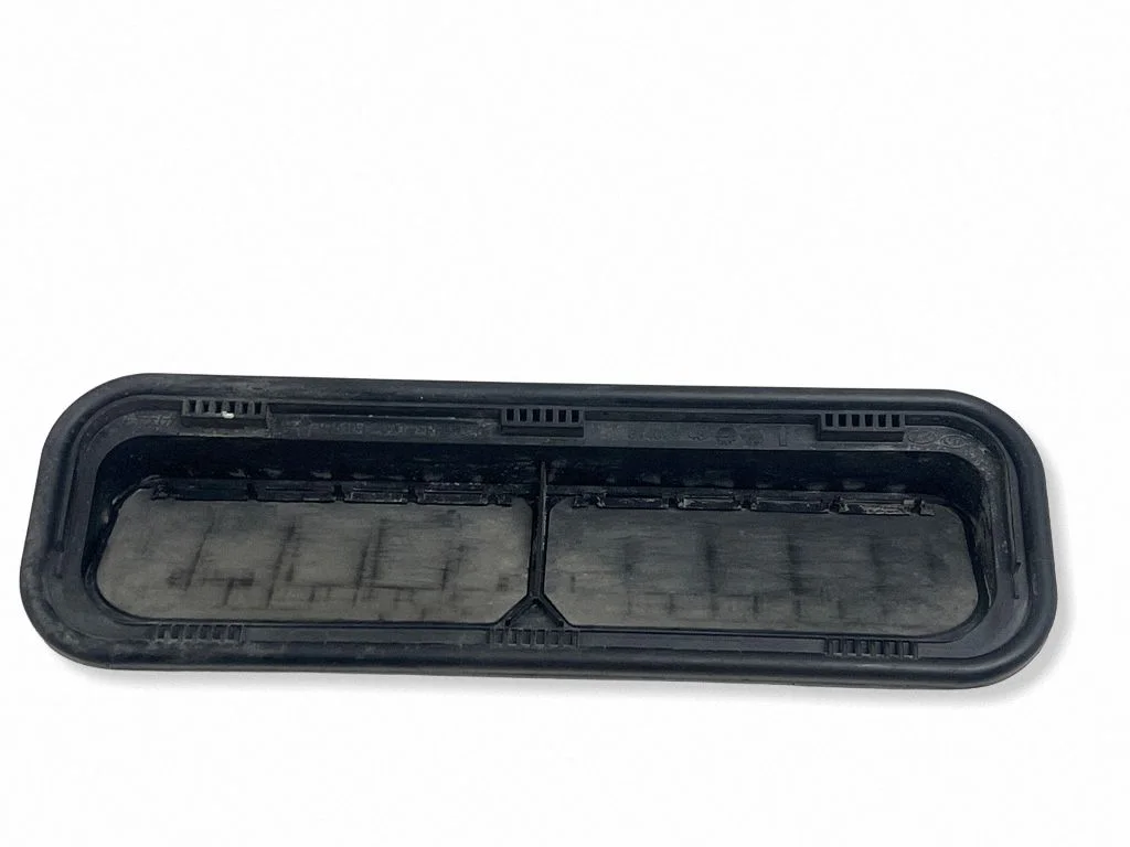 Quarter panel pressure vent 97510D4000