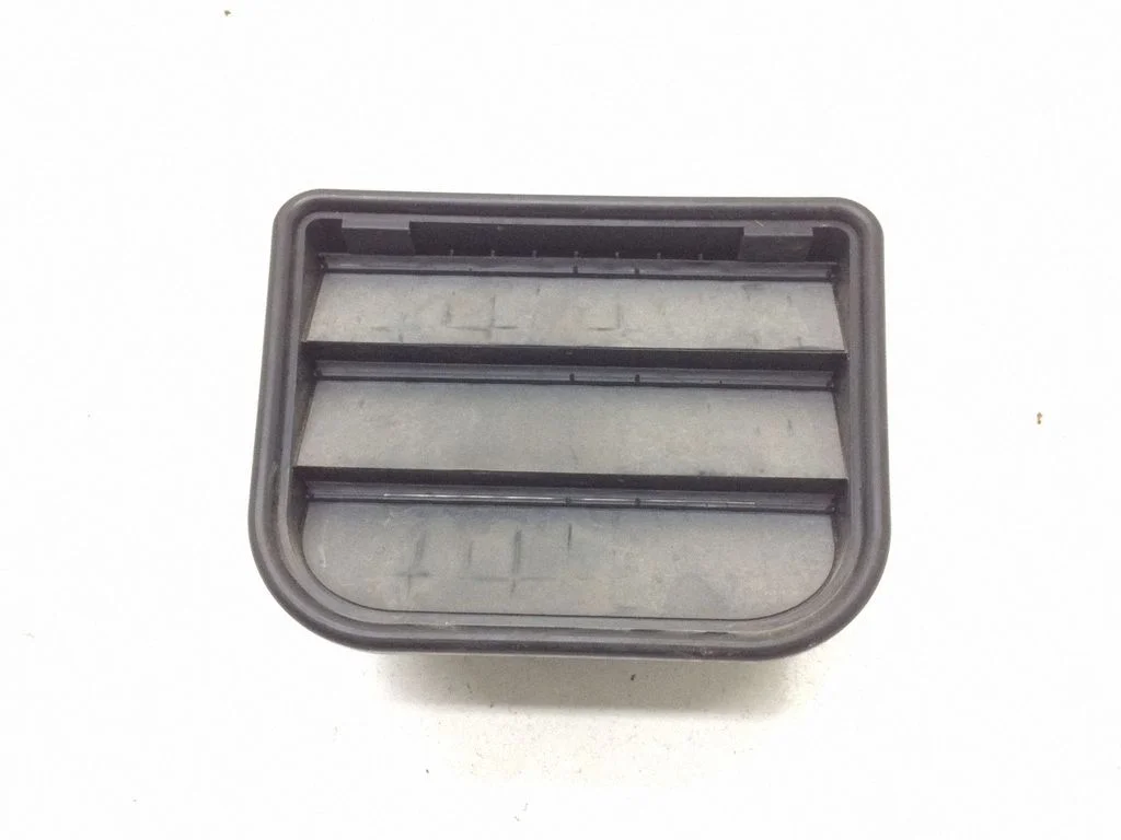 Quarter panel pressure vent 31291230