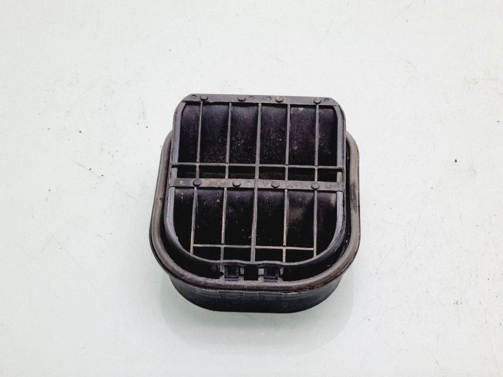 Ventilatsioonirest – tagumine vasak