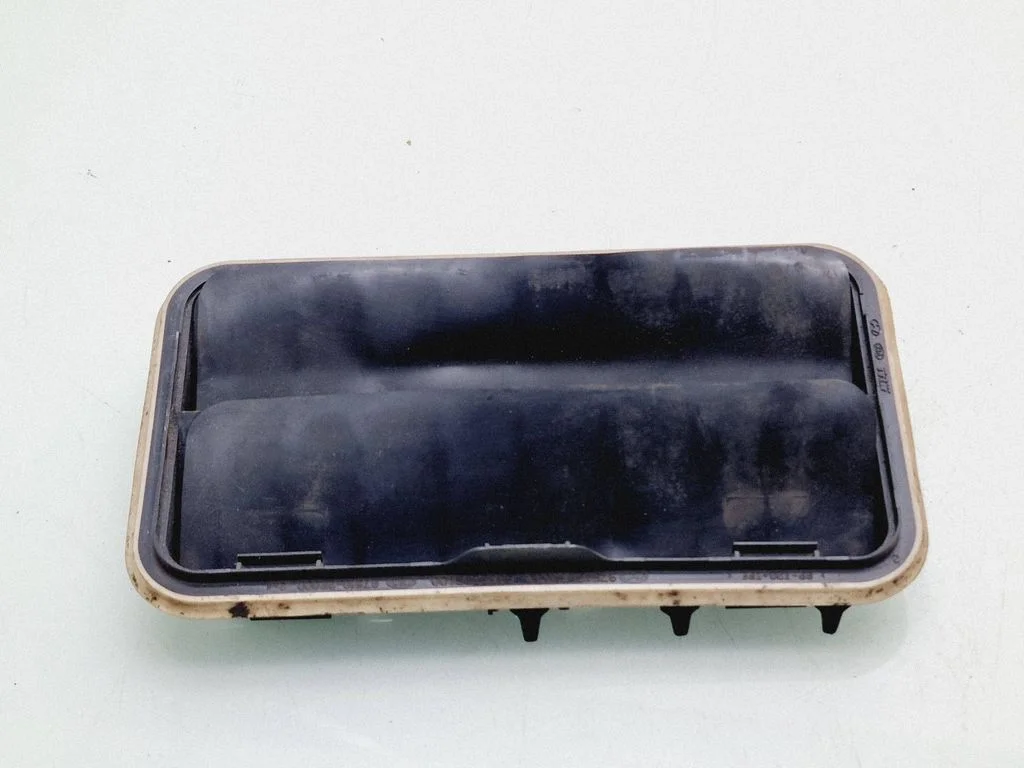 Quarter panel pressure vent 975102P000