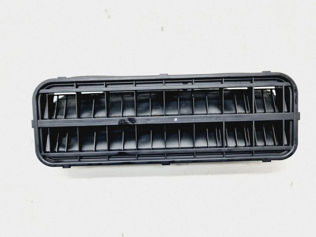Kratka wentylacyjna (odpowietrzenie nadwozia) 64228386133