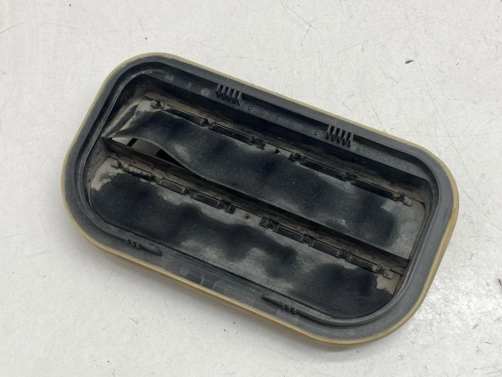 Quarter panel pressure vent 7L0819181
