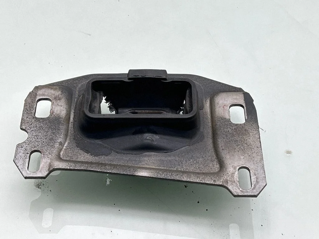 Gearbox mount 9673768480