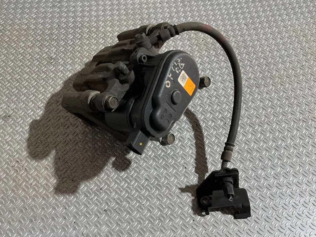 Rear brake caliper – rear right