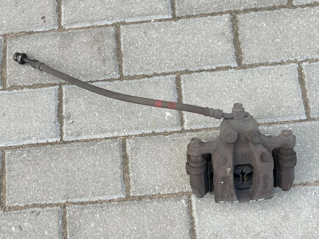 Rear brake caliper – rear right
