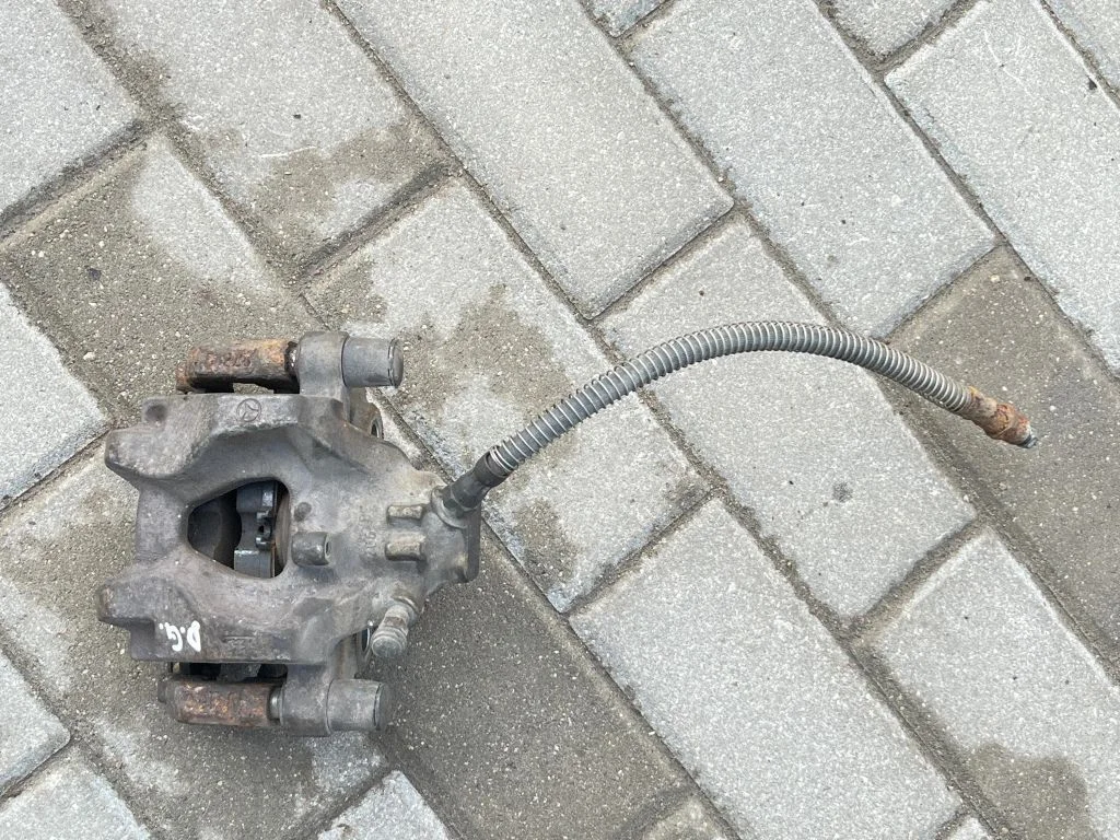 Rear brake caliper – rear right