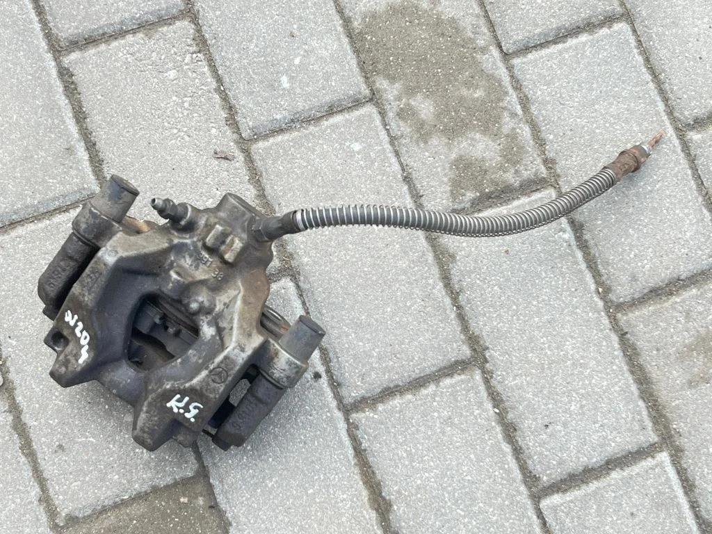Rear brake caliper – rear left
