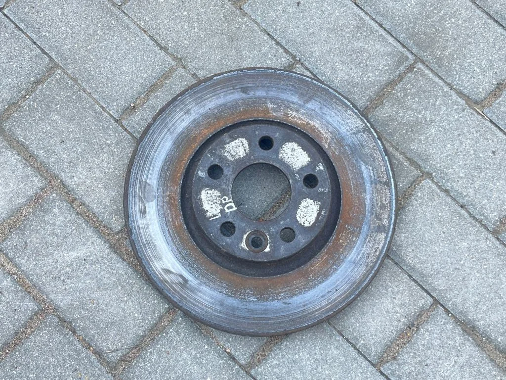 Front brake disc – front right
