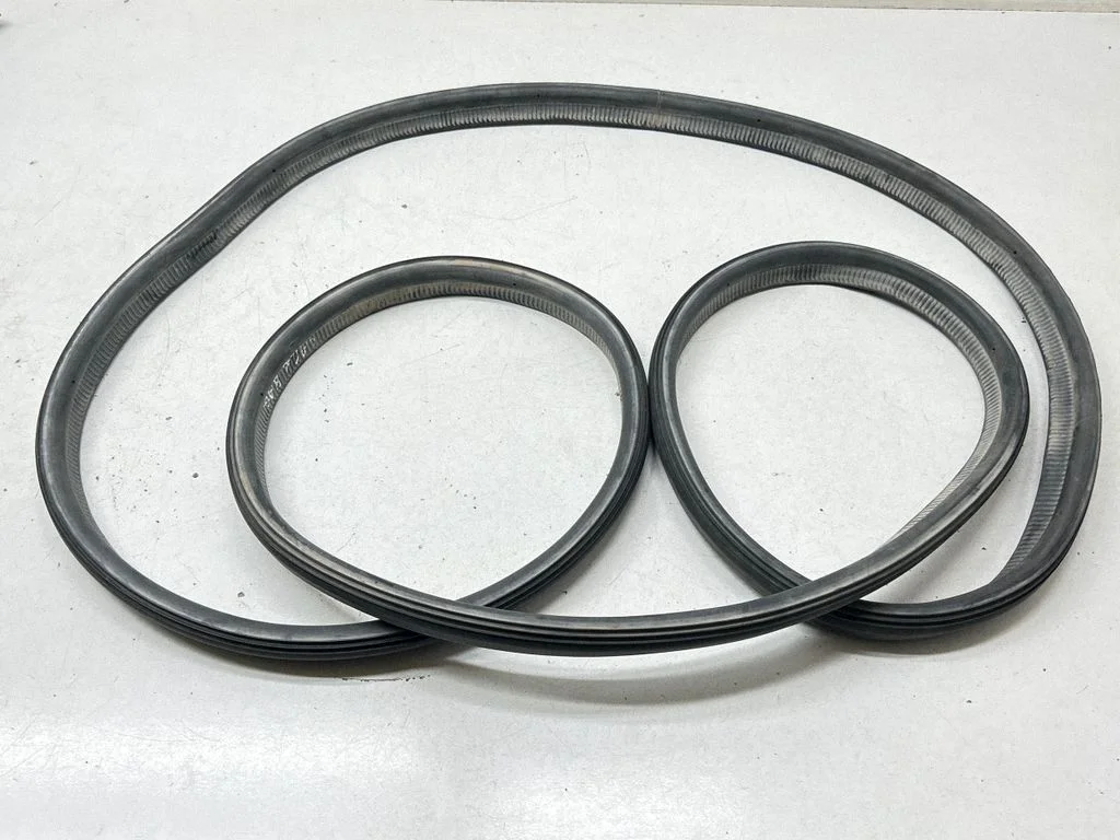 Loading door rubber seal (on body) – rear