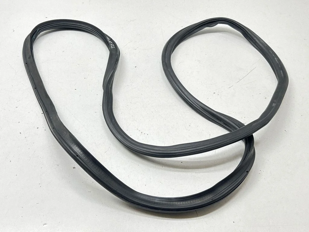 Loading door rubber seal (on body) – rear