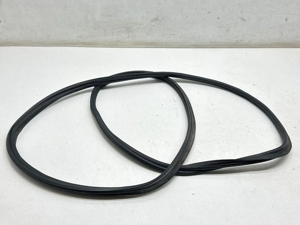 Loading door rubber seal (on body) – rear