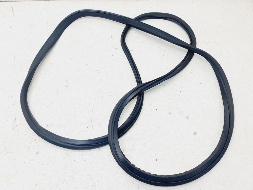 Loading door rubber seal (on body) – Volkswagen Touareg I (2002-2010)