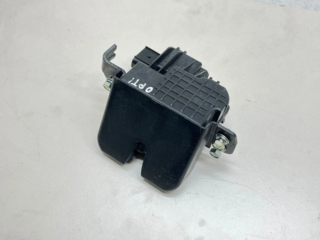 Aizmugurējā vāka slēdzene M5068