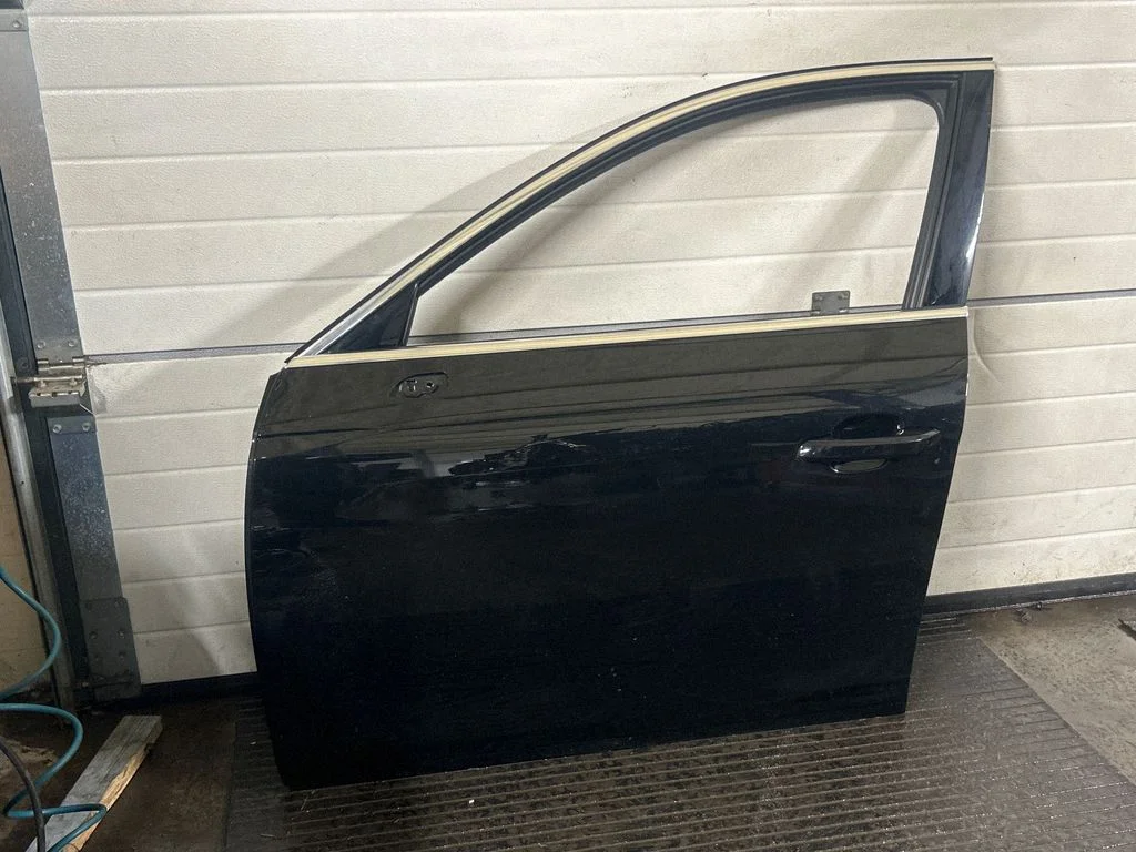 Priekšējās durvis 8W0831051