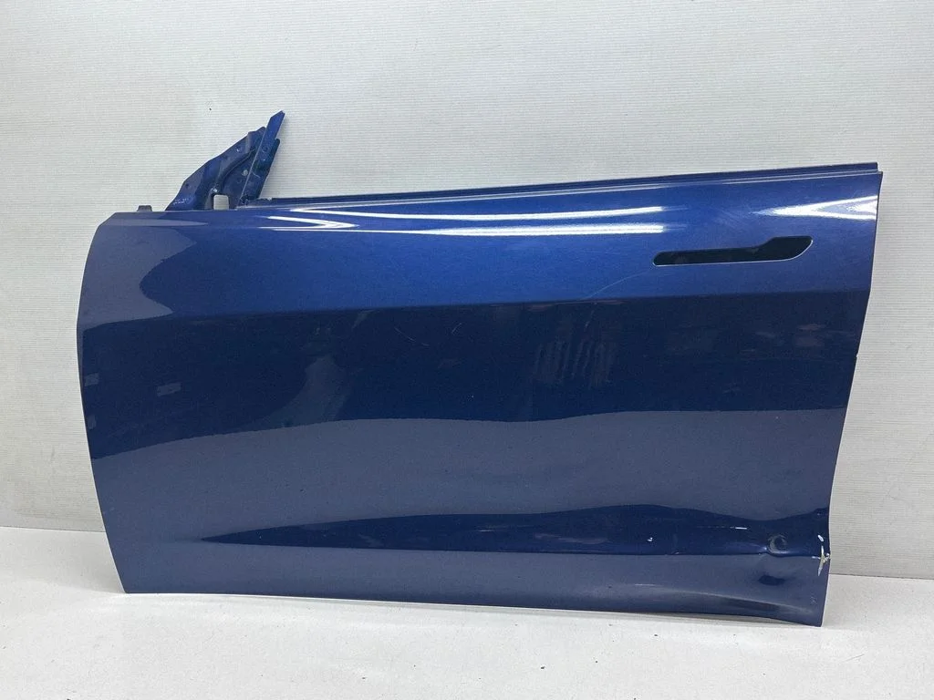 Esiuks – Tesla Model Y (2020-)