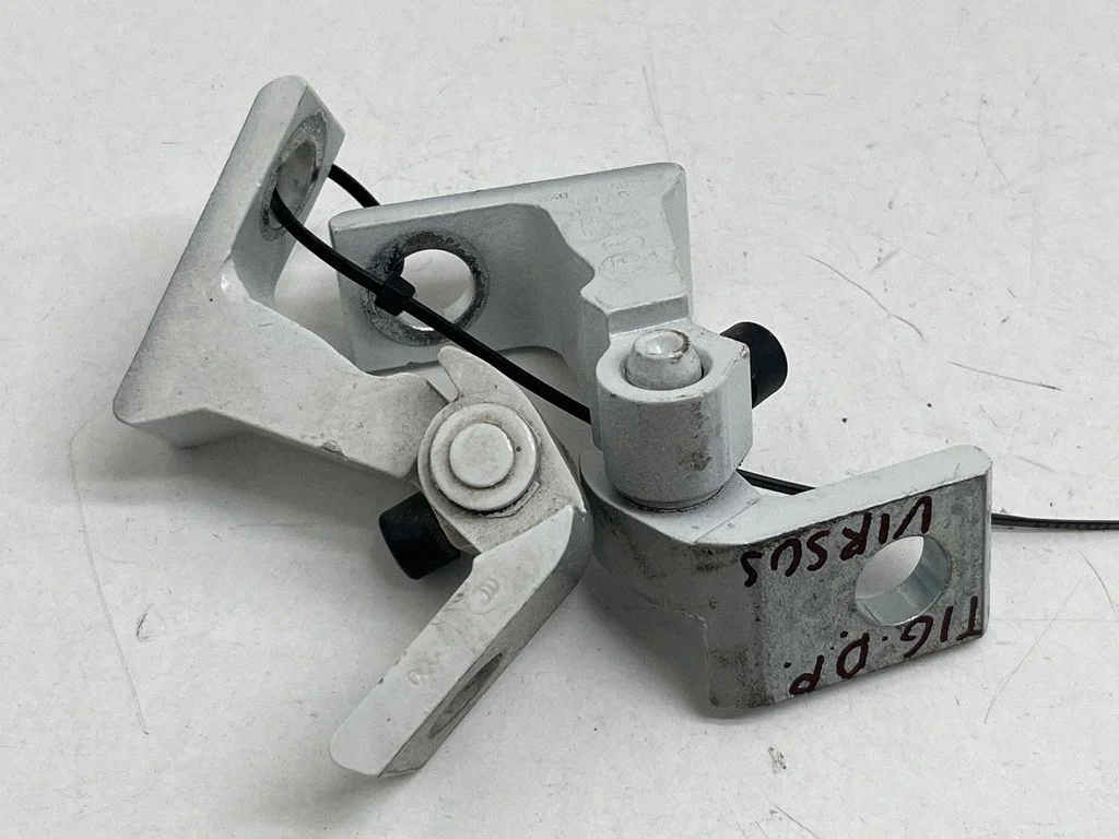 Priekšējo eņģu komplekts 8X0831404E