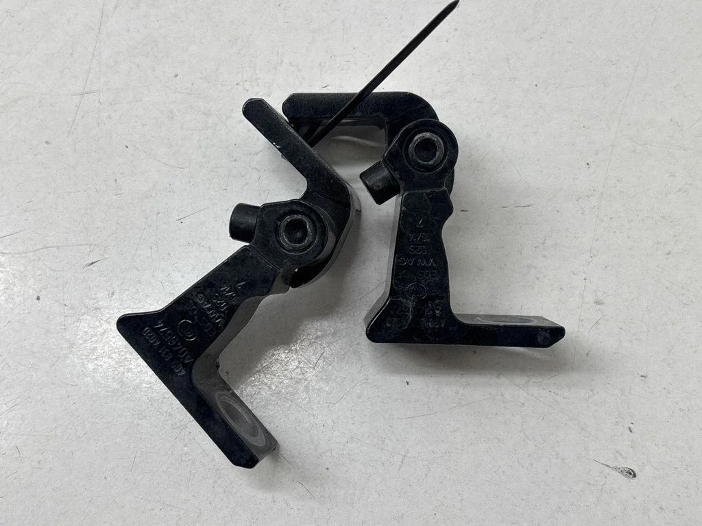Esiukse hingede komplekt 4G0831402D