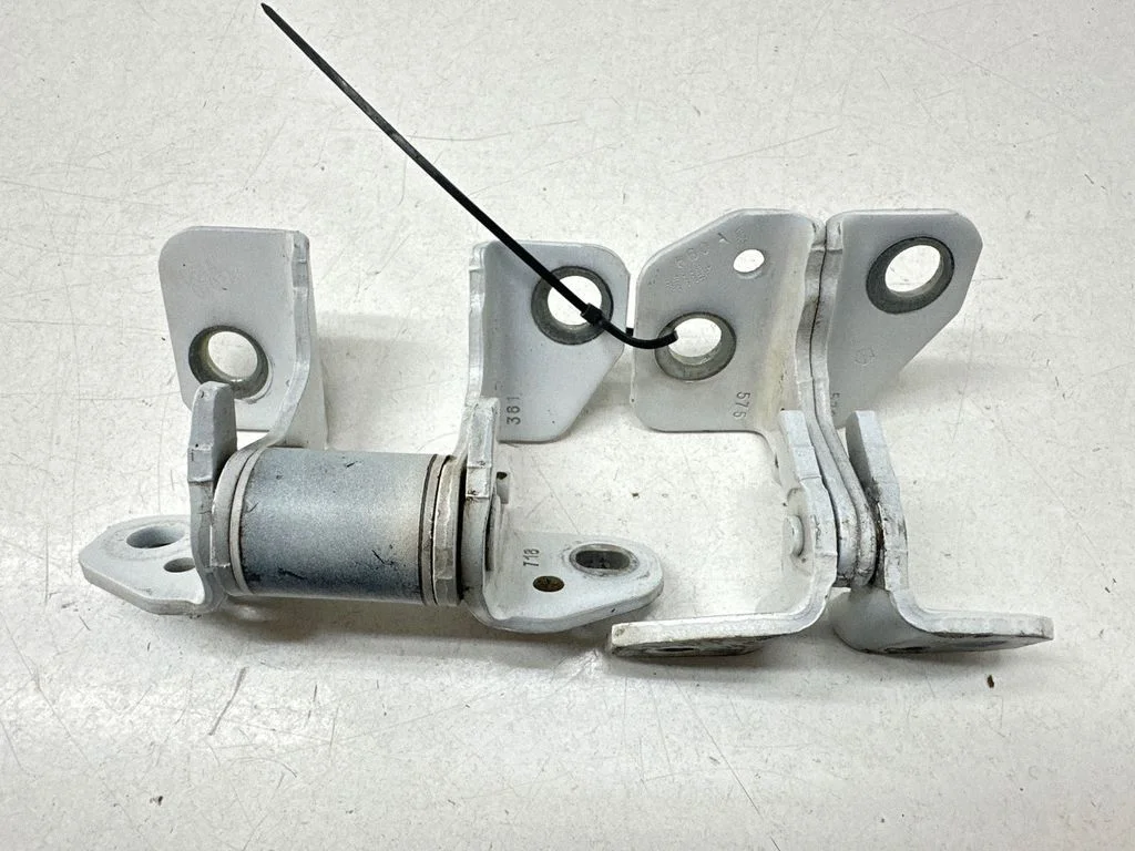 Esiukse hingede komplekt 85574F