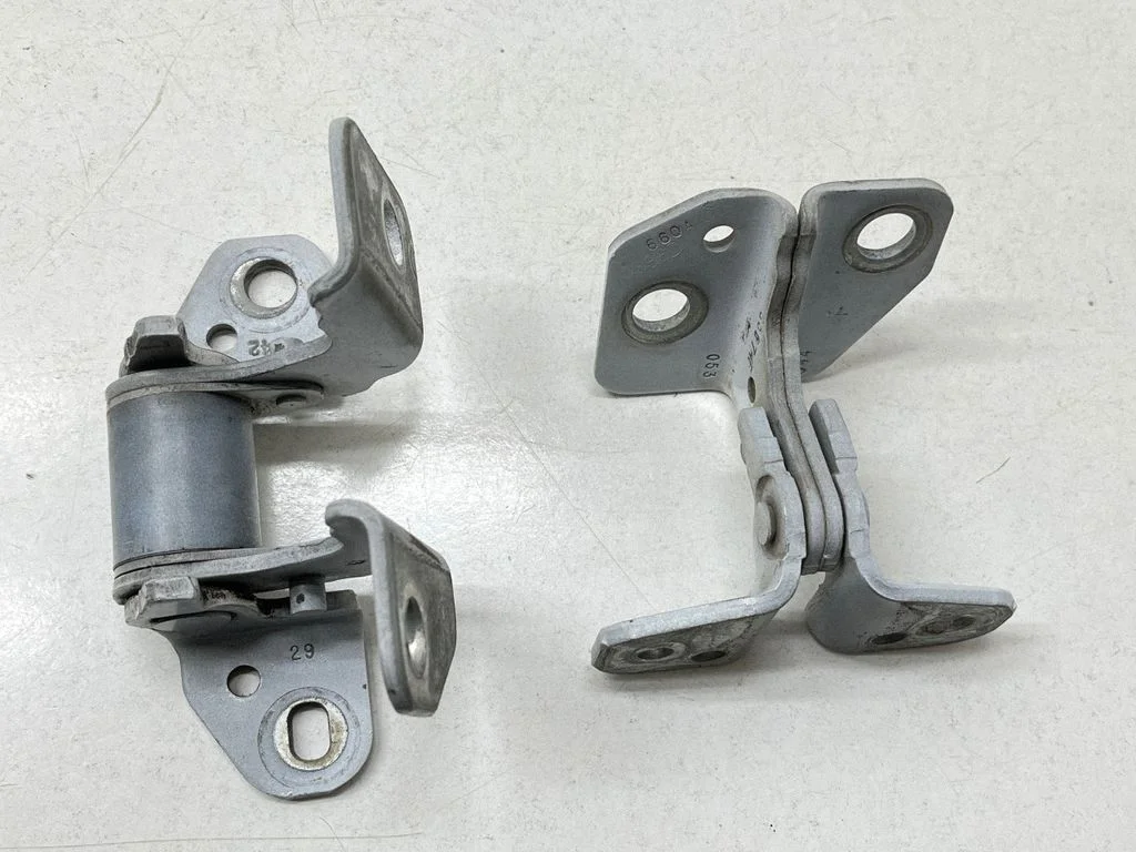 Esiukse hingede komplekt 85574F