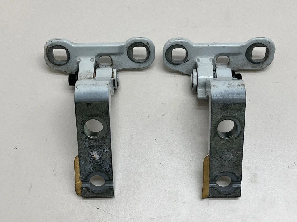 Esiukse hingede komplekt A046572