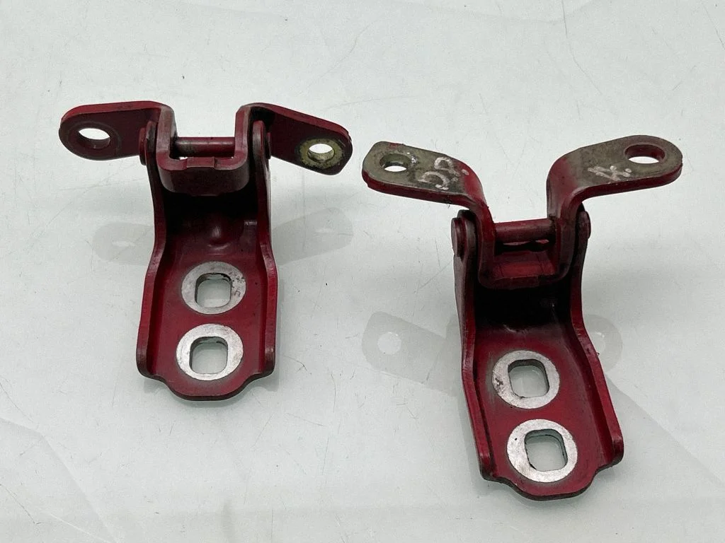 Esiukse hingede komplekt – Opel Astra K (2015-2021)