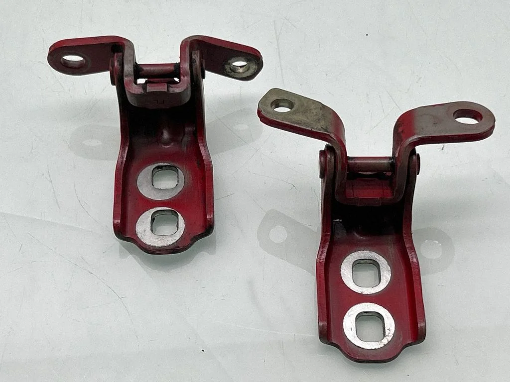 Esiukse hingede komplekt – Opel Astra K (2015-2021)