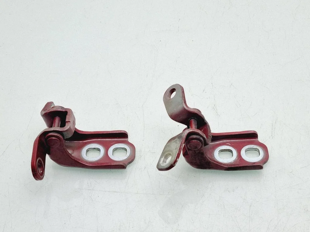 Esiukse hingede komplekt – Opel Astra K (2015-2021)