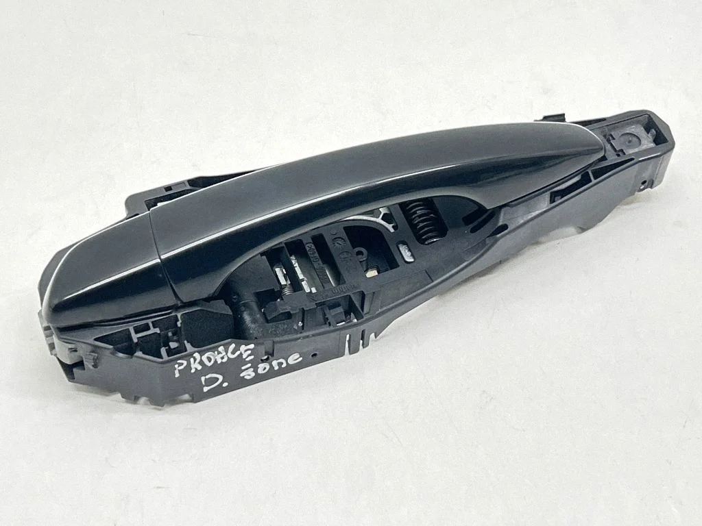 Front door exterior handle SU001A3557