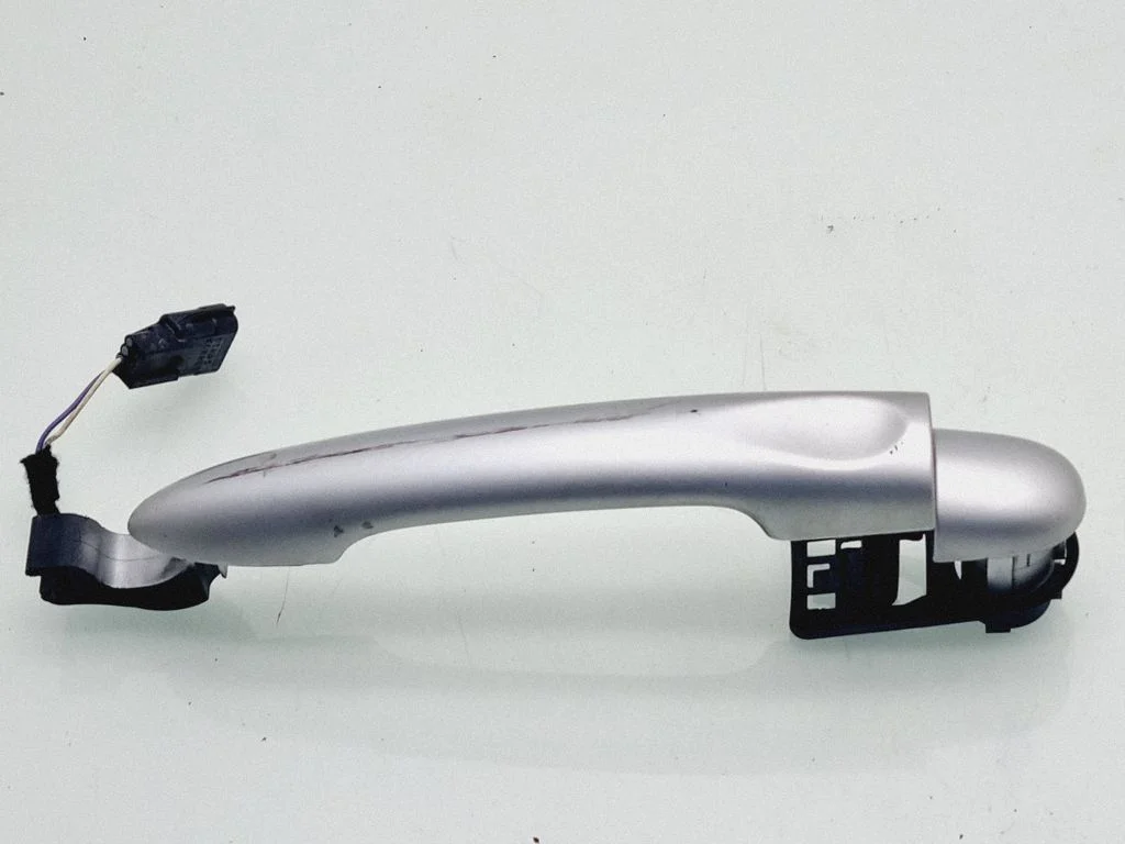 Front door exterior handle – front right