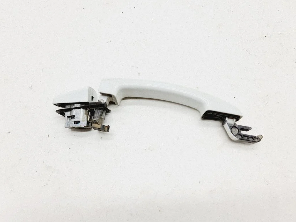 Front door exterior handle – front left