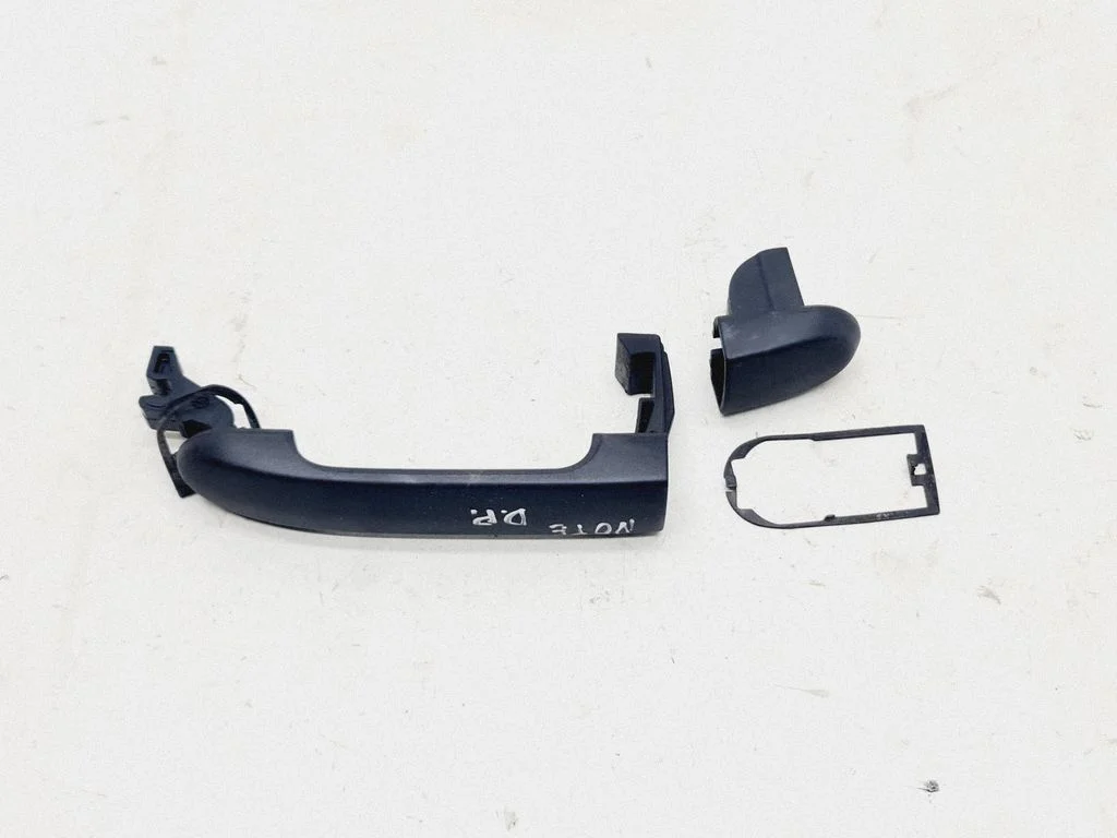 Esiukse välimine käepide – Nissan Note (E11) (2006-2014), eesmine parem
