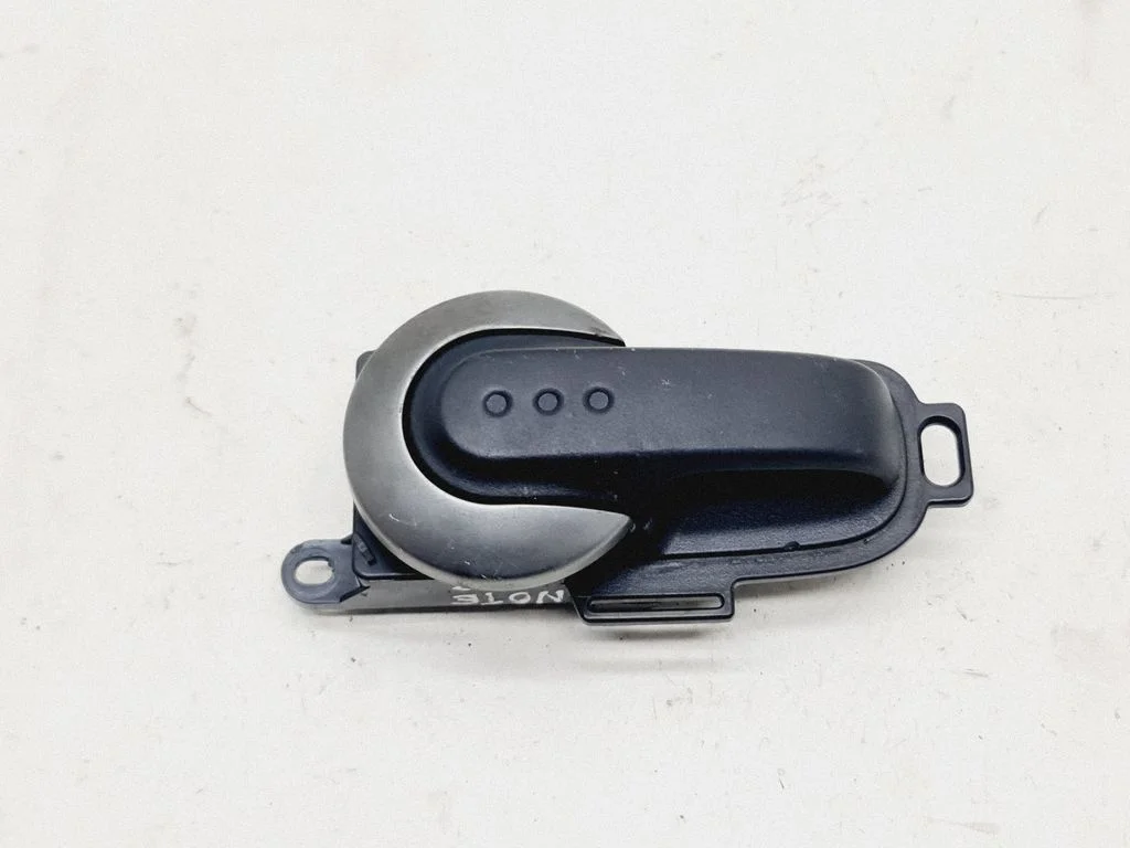 Esiukse sisemine käepide – Nissan Note (E11) (2006-2014), eesmine vasak