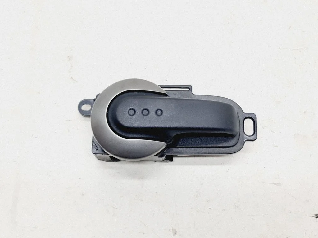 Esiukse sisemine käepide – Nissan Note (E11) (2006-2014), eesmine parem