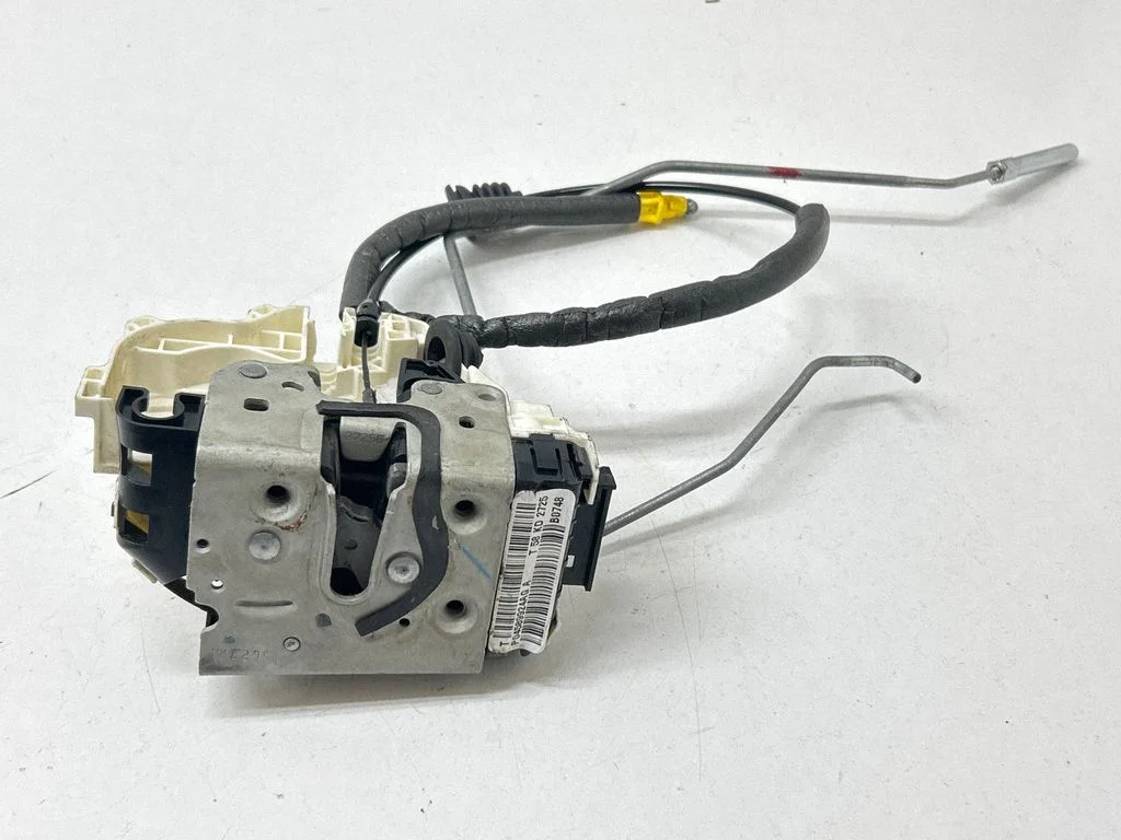 Zamek drzwi przednich P04589924AG