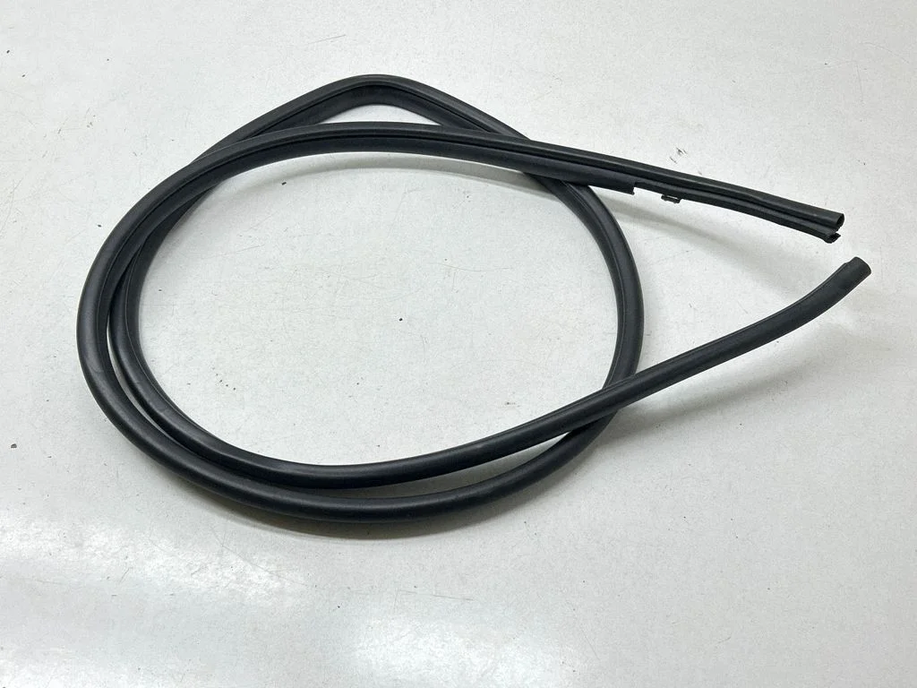 Front door rubber seal – front right