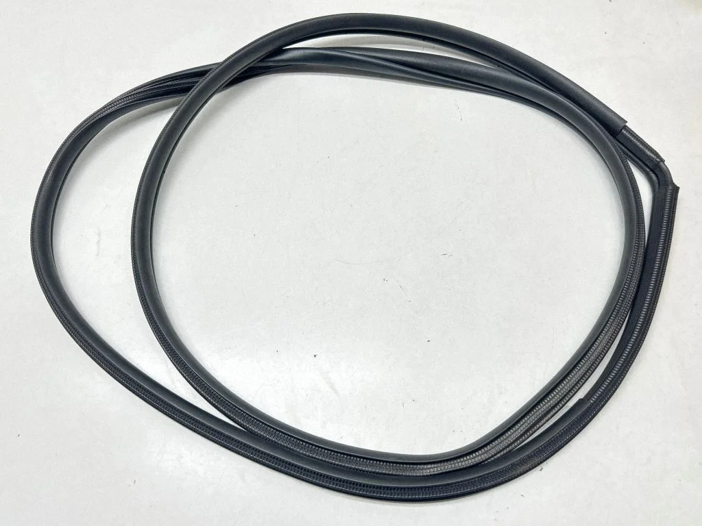 Front door rubber seal – front right