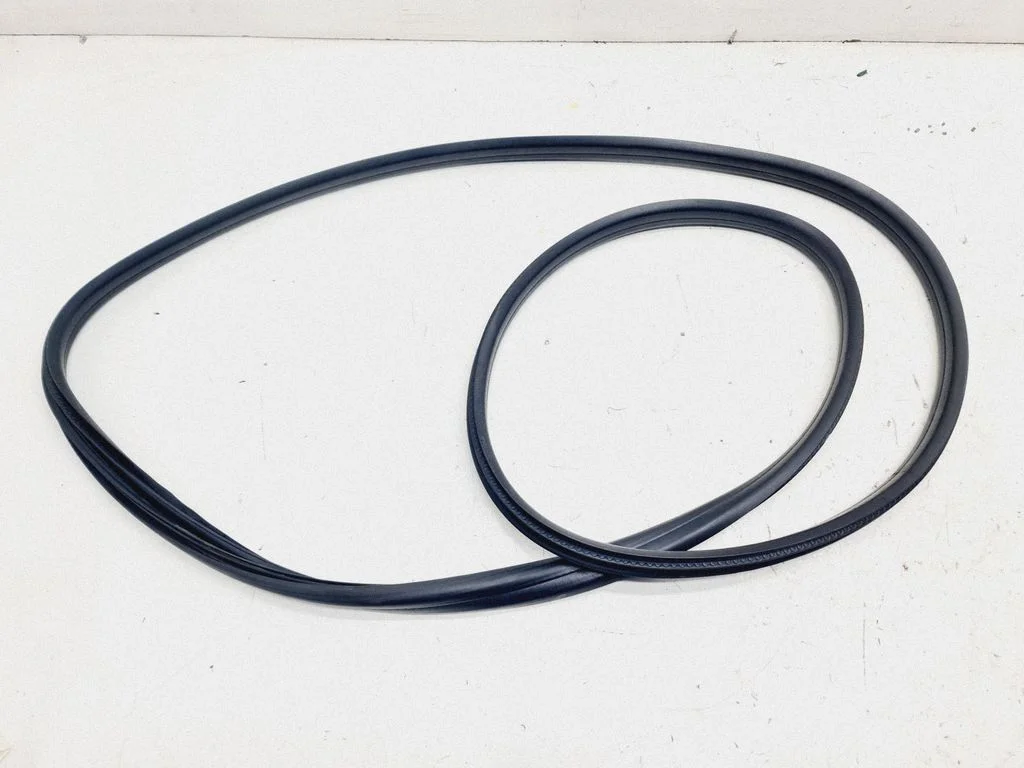 Front door rubber seal – front right