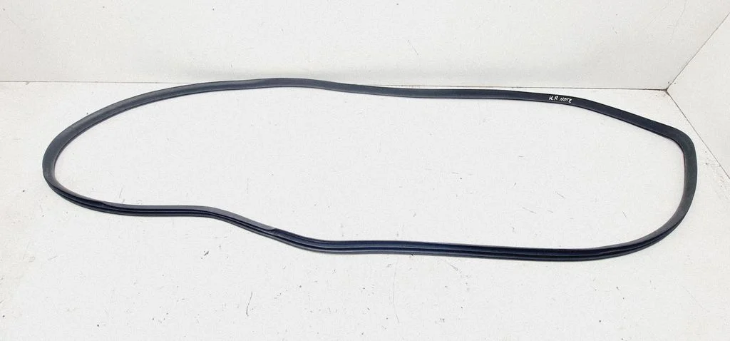 Esiukse tihend (kere pool) – Nissan Note (E11) (2006-2014), eesmine vasak