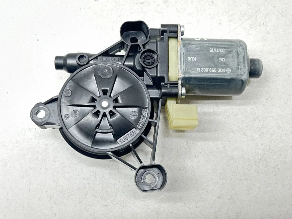 Priekšējā loga pacēlāja motoriņš 5Q0959802B