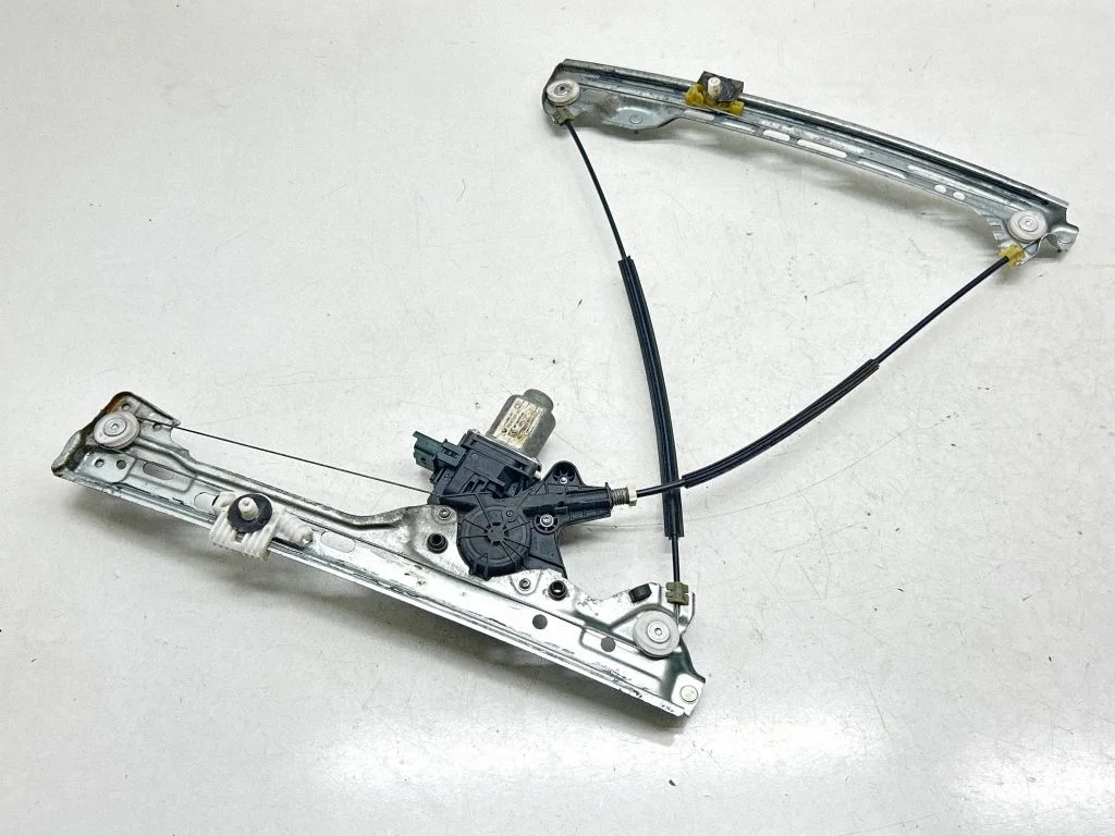 Front door window regulator with motor 430106F0