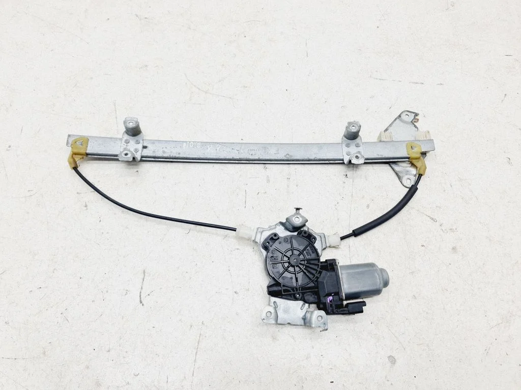 Esiukse elektriline aknatõstuk mootoriga – Nissan Note (E11) (2006-2014), eesmine vasak