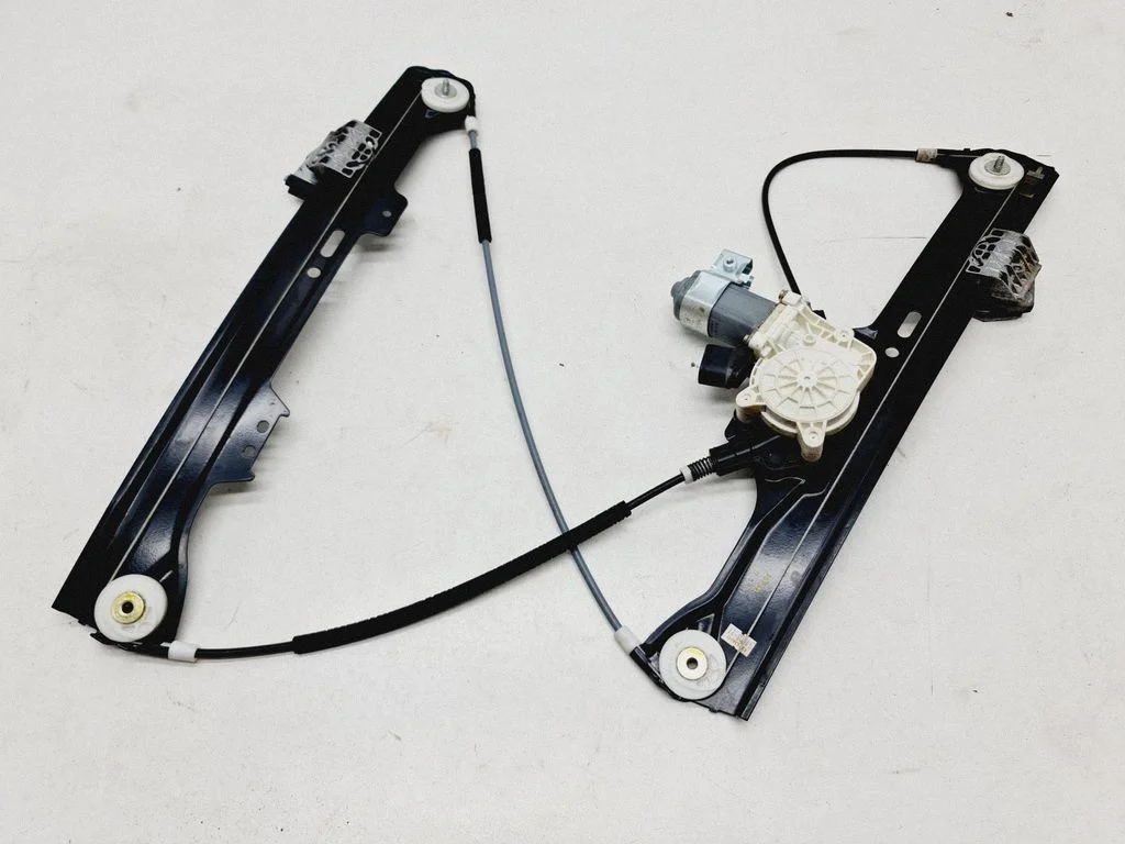 Front door window regulator with motor 7075667