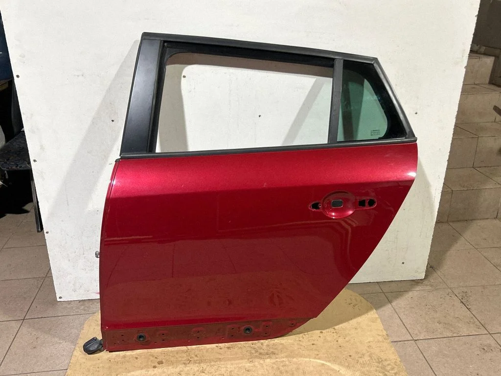 Rear door 821130005R